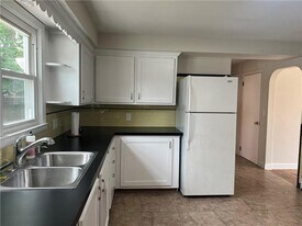 108 Airport Rd in Warwick, RI - Building Photo