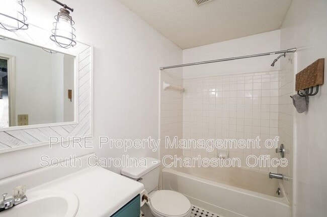 2011 N Hwy 17 in Mount Pleasant, SC - Foto de edificio - Building Photo