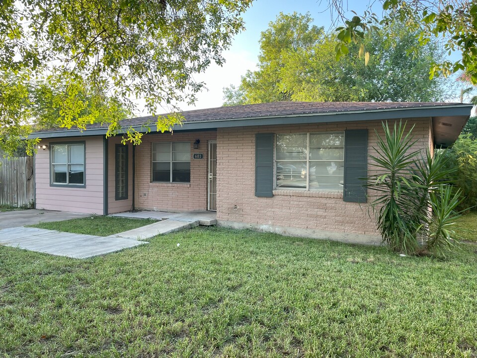 601 E Williamson Ave in Harlingen, TX - Foto de edificio