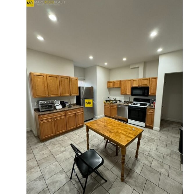 27 Orkney Rd, Unit 2 in Boston, MA - Foto de edificio - Building Photo