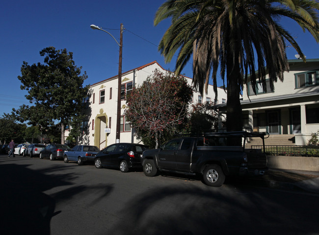 4437 Ambrose Ave in Los Angeles, CA - Foto de edificio - Building Photo