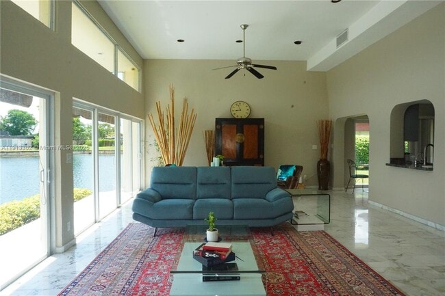 4511 King Palm Dr in Tamarac, FL - Building Photo - Building Photo