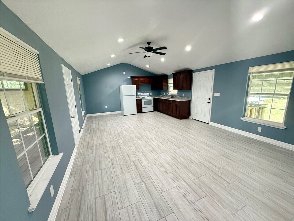 9015 Puritan Way in Rosharon, TX - Building Photo