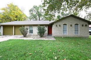 9715 Oak Hollow Dr in Austin, TX - Building Photo