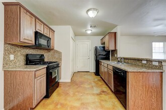 401 Sterling Pointe Way in Edmond, OK - Building Photo - Building Photo