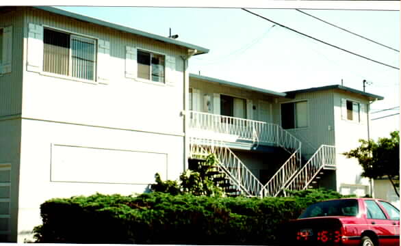 1306 E Poplar Ave in San Mateo, CA - Foto de edificio - Building Photo
