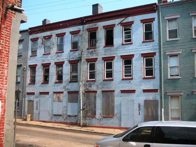 521-523 E Twelfth St in Cincinnati, OH - Foto de edificio