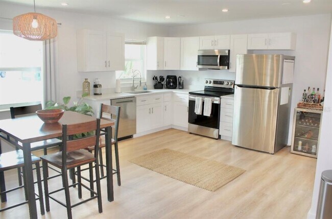 2025 Cass St in Sarasota, FL - Building Photo - Building Photo