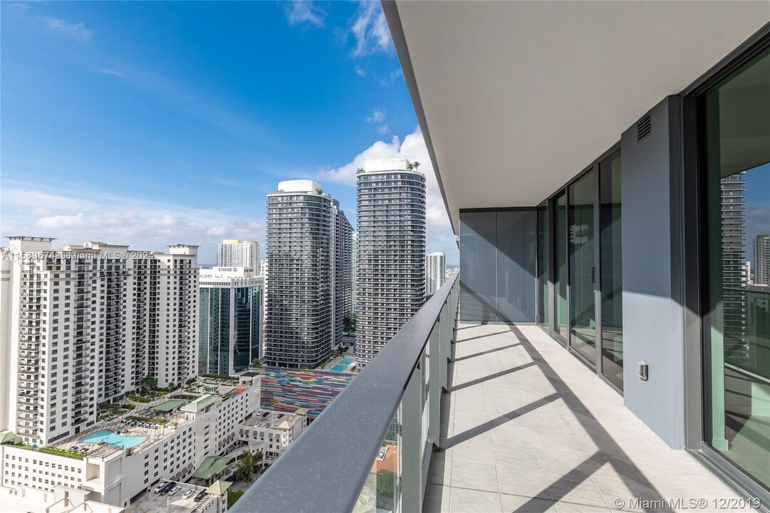 1000 Brickell Plz, Unit 2804 in Miami, FL - Building Photo