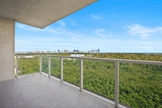 14951 Royal Oaks Ln, Unit 1401 in North Miami, FL - Building Photo - Building Photo