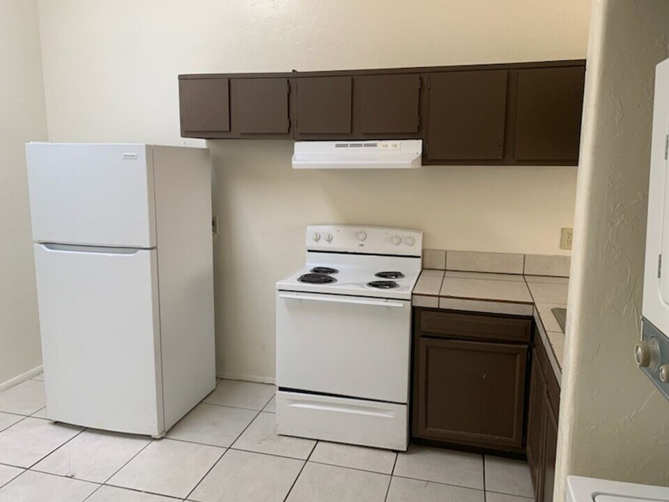 379 E Thoroughbred St in Tucson, AZ - Building Photo