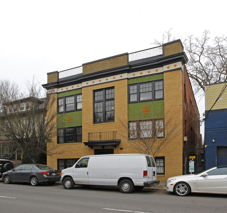 2125 NW Glisan St in Portland, OR - Building Photo