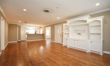 4809 Saxon St in Bellaire, TX - Building Photo - Building Photo