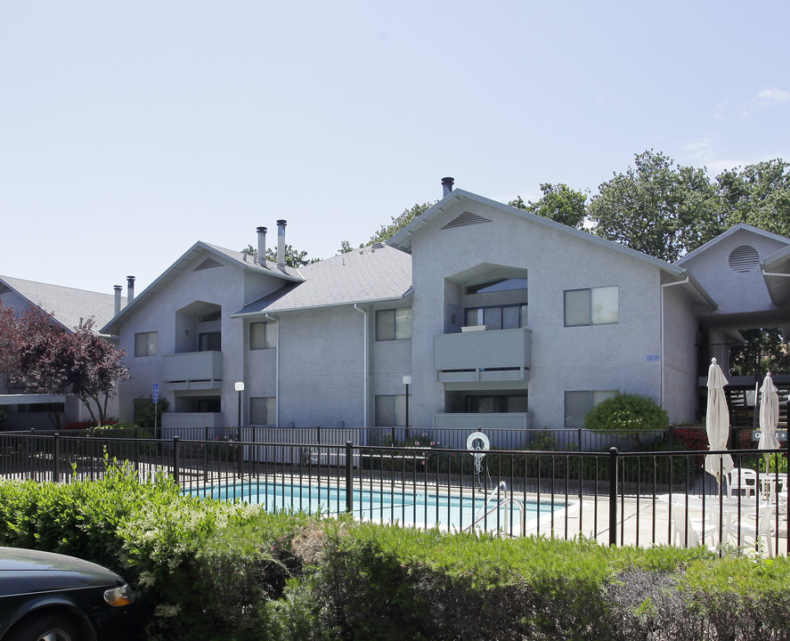 Hill Grove Creek Apartments in Carmichael, CA - Foto de edificio