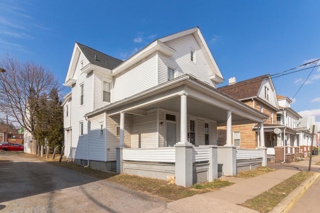 522-524 East St in Bloomsburg, PA - Foto de edificio - Building Photo