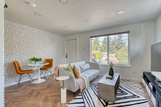 5222 SE Holgate Blvd in Portland, OR - Foto de edificio - Building Photo