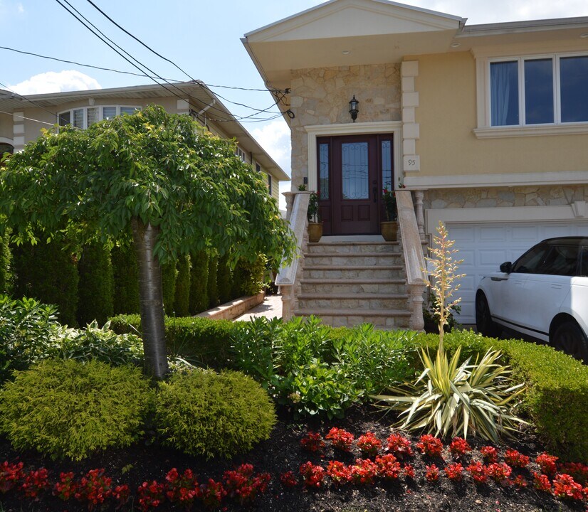 95 Greenport St in Staten Island, NY - Building Photo