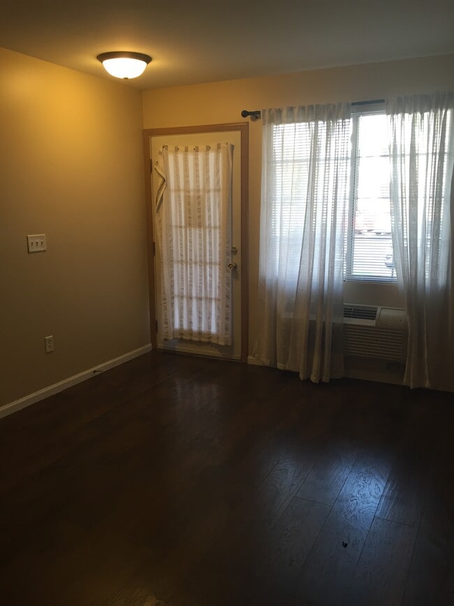 136 Bertram Dr, Unit Unit G in Yorkville, IL - Building Photo - Building Photo