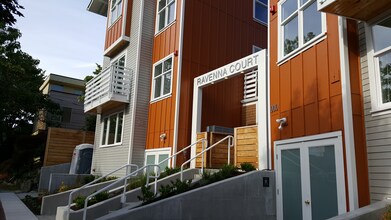 Ravenna Court in Seattle, WA - Building Photo - Building Photo
