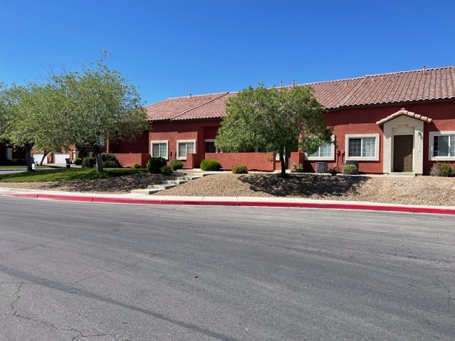 Shadow Ridge Townhomes in Las Vegas, NV - Foto de edificio