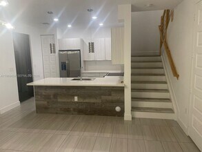 10445 NW 81st Terrace in Doral, FL - Building Photo - Building Photo