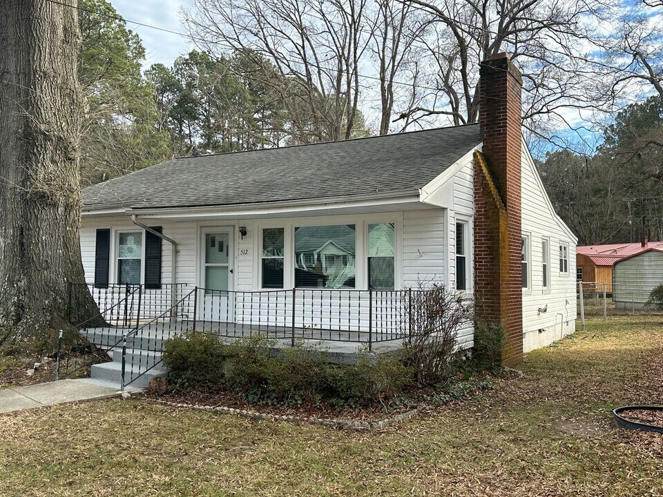 512 Pleasant St in South Hill, VA - Building Photo