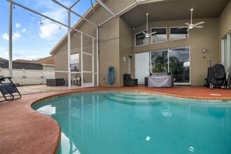 10327 Meadow Crossing Dr in Tampa, FL - Building Photo - Building Photo