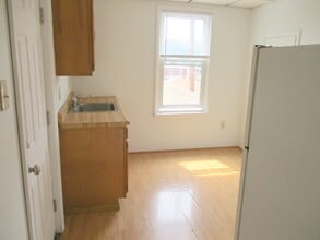 1111 Lenz Ave, Unit 4 in Ambridge, PA - Building Photo - Building Photo