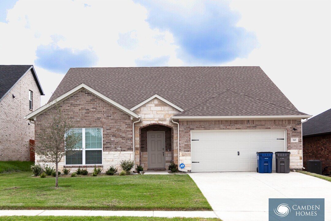 181 Wake Frst Ave. in Red Oak, TX - Foto de edificio