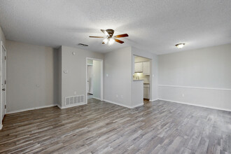 Townhouse West in White Settlement, TX - Foto de edificio - Interior Photo