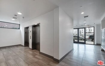 825 S Coronado St in Los Angeles, CA - Foto de edificio - Building Photo