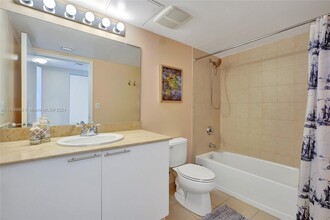 16699 Collins Ave, Unit 4007 in Sunny Isles Beach, FL - Foto de edificio - Building Photo