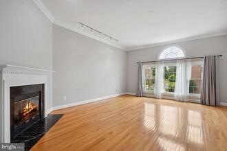 8544 Westown Way in Vienna, VA - Building Photo - Building Photo