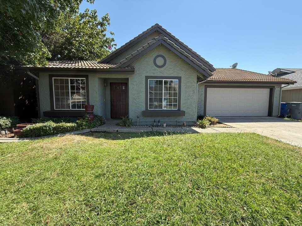 2115 E Minarets Ave in Fresno, CA - Building Photo