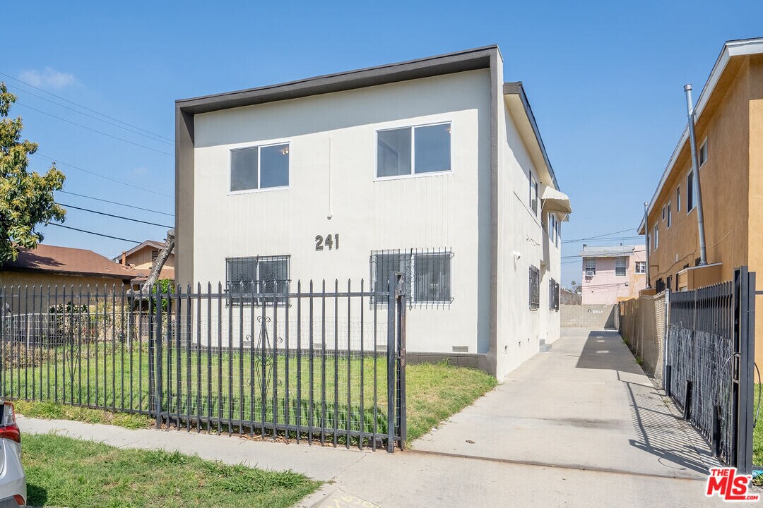 241 W 84th St in Los Angeles, CA - Building Photo