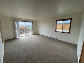 1371 SE 9th Ave in Oak Harbor, WA - Building Photo - Building Photo