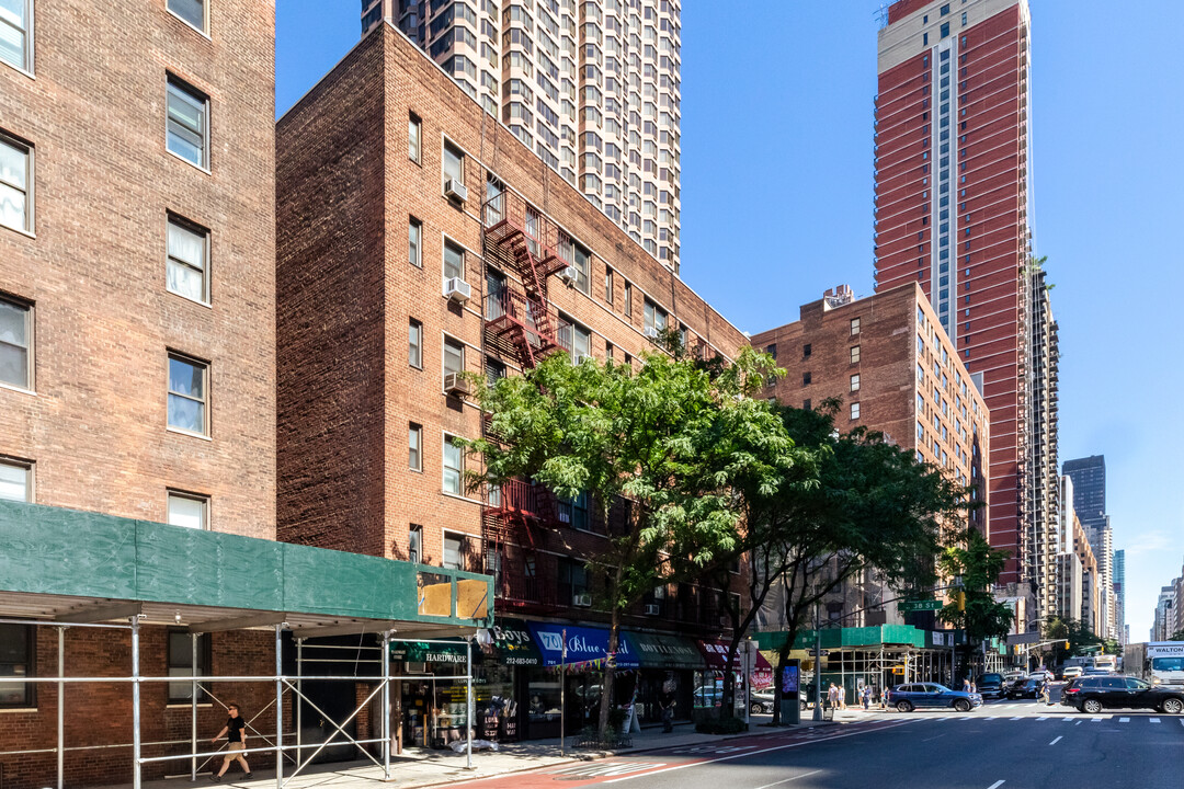 699-705 Second Ave in New York, NY - Foto de edificio