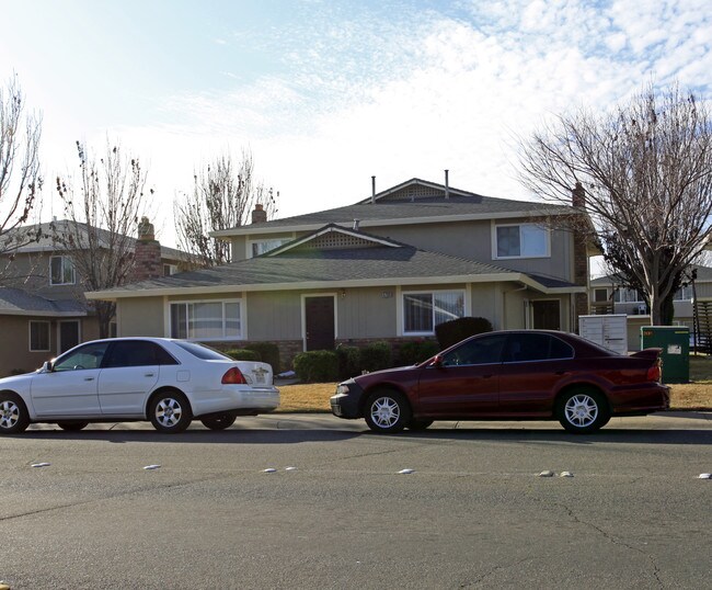 5708 42nd St in Sacramento, CA - Foto de edificio - Building Photo