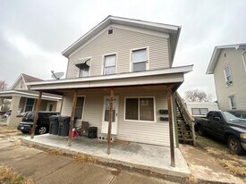 321 Caroline St in Pekin, IL - Building Photo