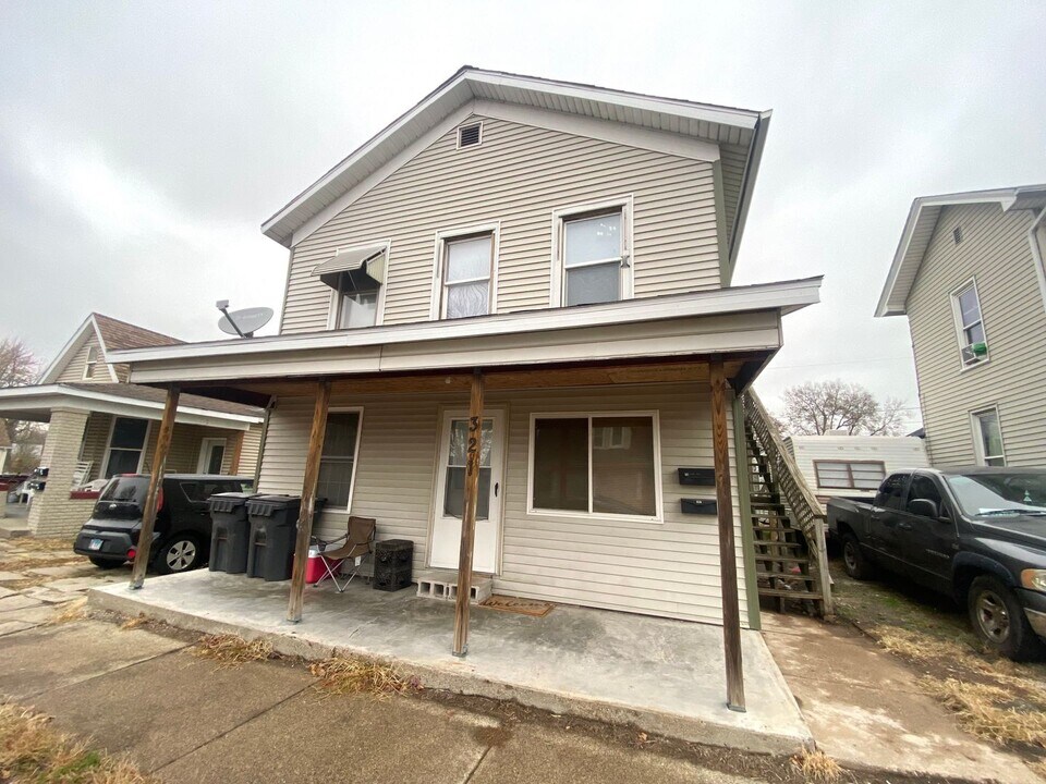 321 Caroline St in Pekin, IL - Building Photo