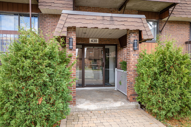 430 Clapin Pl in Laval, QC - Building Photo - Building Photo