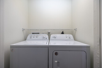 San Isidro - Washer/Dryer Included in Santa Fe, NM - Building Photo - Interior Photo