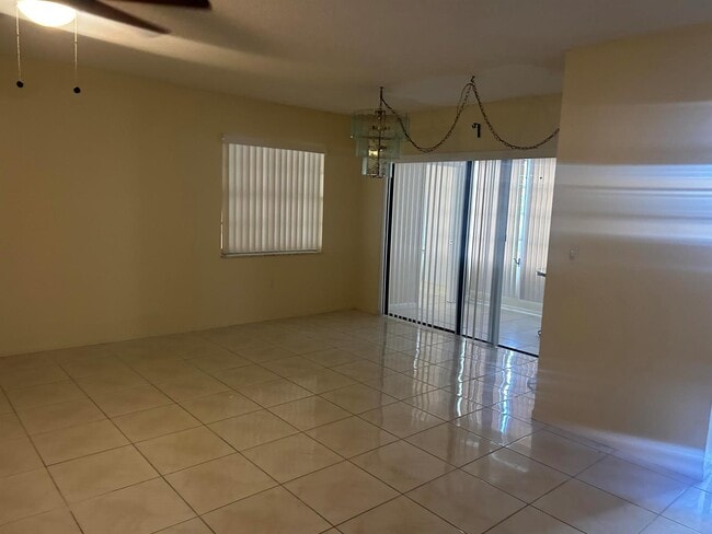 2451 NW 41st Ave, Unit 307 in Lauderhill, FL - Building Photo - Building Photo