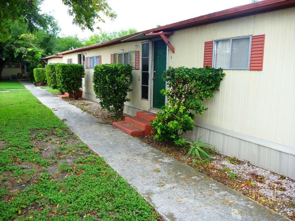 Serna Apartments in San Antonio, TX - Building Photo