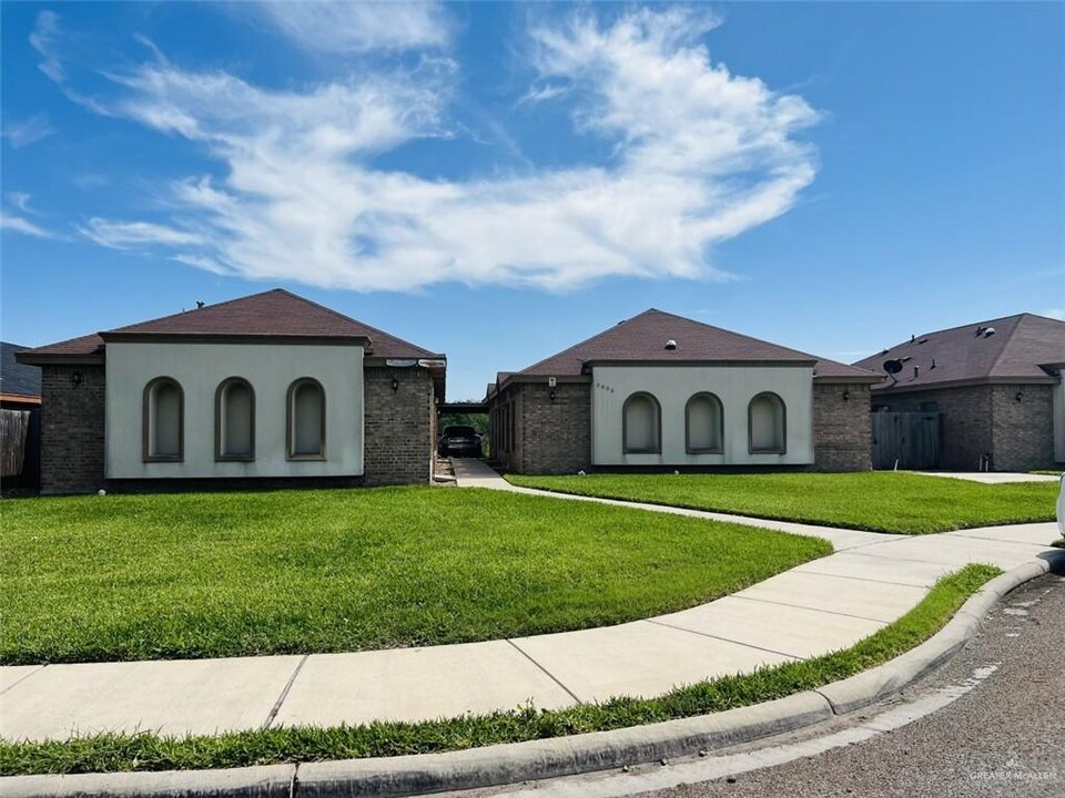 3005 E Diamondhead Ave in Alton, TX - Building Photo