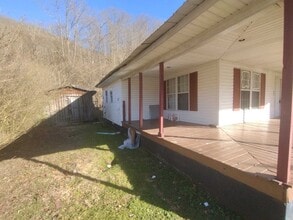 18 Jackson Ln in Evarts, KY - Foto de edificio - Building Photo