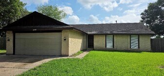 8443 Gulfwood Ln in Houston, TX - Building Photo