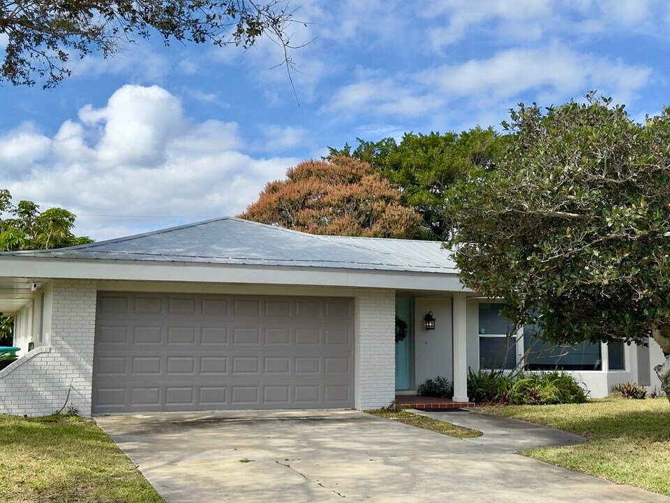 602 Shannon Ave in Melbourne Beach, FL - Foto de edificio