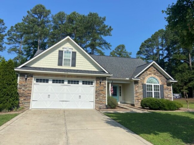 490 Orchard Falls Dr in Spring Lake, NC - Building Photo - Building Photo