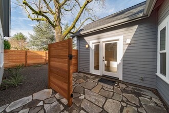 3577 NE Knott St in Portland, OR - Building Photo - Building Photo